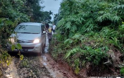 Polisi, TNI dan Warga Bersihkan 2 Titik Lokasi Longsor di Lebong