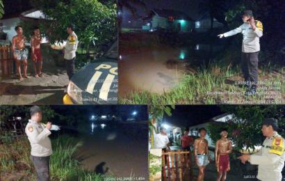 Patroli di Pemukiman Penduduk yang Rawan Banjir, Polsek Selebar Ingakan Waspada Banjir di Musim Hujan 