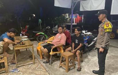 Bhabinkamtibmas Polsek Seginim Sambangi Masyarakat Untuk Jaga Keamanan Bersama pada Tahapan Kampanye Pemilu 
