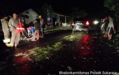 Tiang Listrik Roboh dan Mengganggu Badan Jalan, Personel Polsek Sukaraja Lakukan Pengaturan Lalin