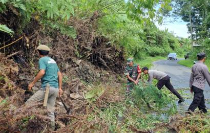 Kapolsek Rimbo Pengadang Pimpin Pembersihan Material Longsor di Desa Talang Ratu