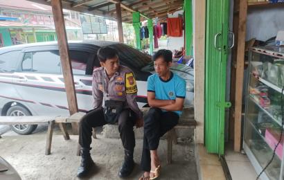 Pak Bhabin Sambang Warung Manisan, Pantau Stok dan  Harga Sembako serta Gas Elpiji 