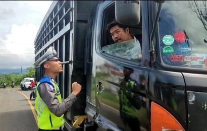 Jalan Pegunungan Ambles, Sat Lantas Polres Kepahiang Beri Imbauan dan Larangan Bagi Kendaraan R6 ke Atas Untuk Melintas 