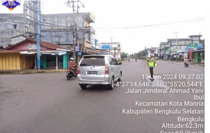 Pelayanan Prima, Personel Polres Bengkulu Selatan Gelar Pengaturan Arus Lalu Lintas 