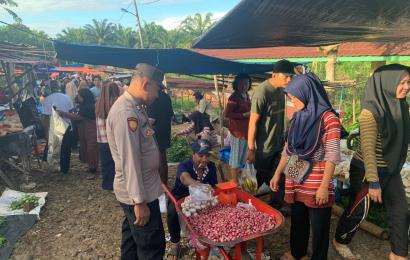 Patroli Dialogis, Polsek Seluma Sambangi Pengunjung dan Penjual di Pasar Sembayat 