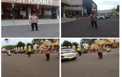 Personel Polsek Teluk Segara Laksanakan Pengaturan Lalu Lintas Ibadah Misa di Gereja ST Yohanes Penginjil