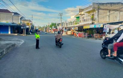 Pengaturan Arus Lalu lintas Pagi, Bentuk Pelayanan Prima Polres Bengkulu Selatan di Tengah Masyarakat