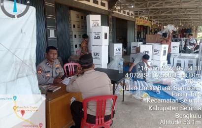 Sambangi Petugas Jaga KPU, Personel Polsek Seluma  Sampaikan Imbauan