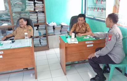 Menciptakan Kamtibmas Kondusif Jelang Pemilu 2024 ,Kanit Binmas dan Bhabinkamtibmas Sambangi Kantor Camat Seginim     
