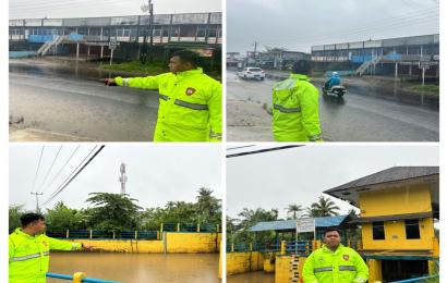 Antisipasi Banjir, Anggota Sat Samapta Polresta Bengkulu Pantau Debit Air Sungai
