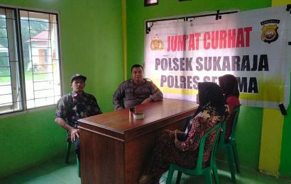 Personel Polsek Sukaraja Jumat Curhat dan Sampaikan Imbauan Kamtibmas di Desa Sumber Arum 