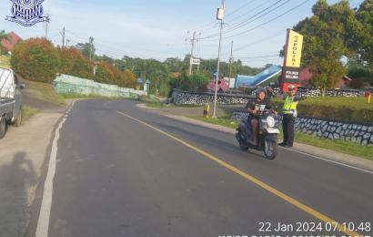 Bentuk Pelayanan, Sat Lantas Polres Seluma Lakukan Pengaturan Lalu Lintas Pagi Hari 