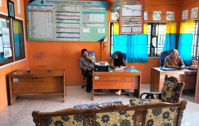 Sambangi Warga, Bhabinkamtibmas Polsek Pino Raya  Imbau Jaga Kamtibmas Jelang Pemilu 2024