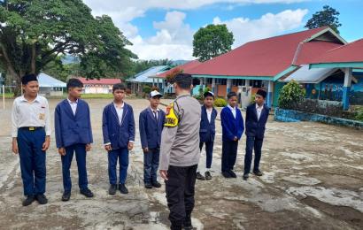 Bhabinkamtibmas Polsek Lebong Atas Berikan Edukasi dan Penyuluhan Kepada Pelajar SMPN2 Lebong