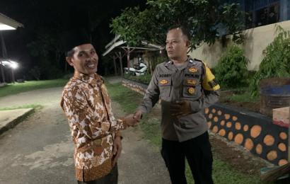 Bhabinkamtibmas Polsek Pino Sambang Malam, Ajak Warga Berperan Serta Jaga Kamtibmas Jelang Pemilu 2024 
