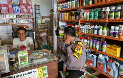 Pantau Stok dan Harga Sembako Serta Gas Elpiji Bhabinkamtibmas Polsek Seginim Sambang Warung Manisan   