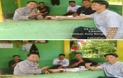 Sambangi Guru dan Satpam SMAN 10 Kota Bengkulu, Bhabinkamtibmas Ajak Sambut Pemilu Damai 