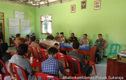 Bhabinkamtibmas, Hadiri MUSDESus Bantuan Langsung Tunai Dana Desa Miskin Ekstrem Desa Bukit Peninjauan II 