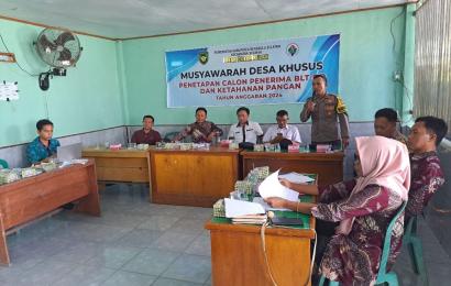 Bhabinkamtibmas Polsek Seginim Hadiri Musdesus Verifikasi Kelayakan Penerima Bantuan Sosial di Desa Pajar Bulan 
