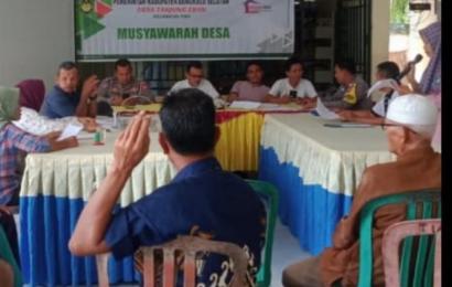 Kapolsek Pino dan Bhabinkamtibmas Hadiri Musdessus Penetapan Calon Penerima BLT 