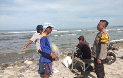 Bhabinkamtibmas Sambangi Pengunjung Pantai Pasar Bawah, dan Sampaikan Imbauan