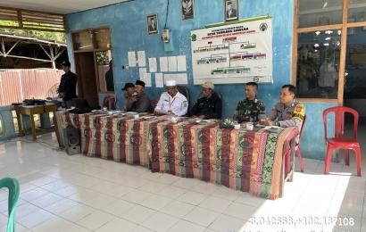 Bhabinkamtibmas Polsek Lebong Utara Hadiri Musdes Penetapan Penerima BLT dan Ketahanan Pangan di Desa Tambang Saweak