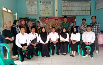 Bhabinkamtibmas Polsek Lebong Selatan Hadiri Pelantikan KPPS Desa Tik Jeniak