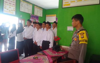 Bhabinkamtibmas Polsek Rimbo Pengadang Hadiri Pelantikan KPPS Desa Bioa Sengok