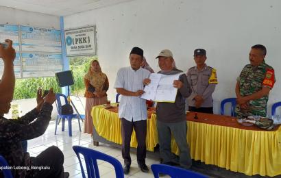 Bhabinkamtibmas Polsek Lebong Selatan Hadiri Sertijab Pjs Kades Sukasari Bhabinkamtibmas Polsek Lebong Selatan Hadiri Sertijab Pjs Kades Sukasari