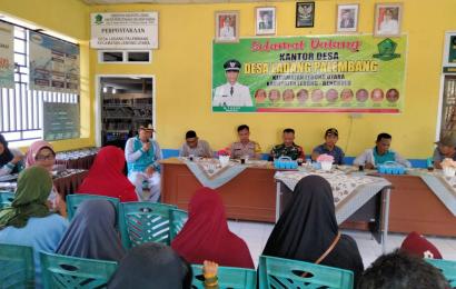 Bhabinkamtibmas Polsek Lebong Utara Hadiri Musdes Penetapan Penerima BLT DD di Desa Ladang Palembang