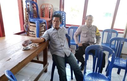 Bhabinkamtibmas Polsek Pino Polres BS Sambang, Ajak Warga Berperan Serta Jaga Kamtibmas Jelang Pemilu 2024 