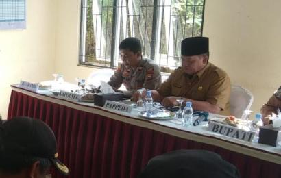 Kapolsek Rimbo Pengadang Hadiri Musrenbangdes di Kantor Camat Topos