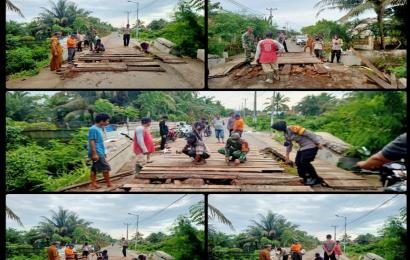 Wujud Kedekatan, Bhabinkamtibmas Polsek Kampung Melayu Gotong Royong Bersama Warga