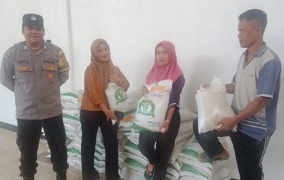 Bhabinkamtibmas Polsek Lebong Selatan Monitoring Pendistribusian Bantuan Pangan di Kelurahan Mubai Desa Manai Blau
