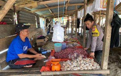 Pantau Stok dan Harga Sembako, Bhabinkamtibmas Sambang  Pasar Babatan Ulu
