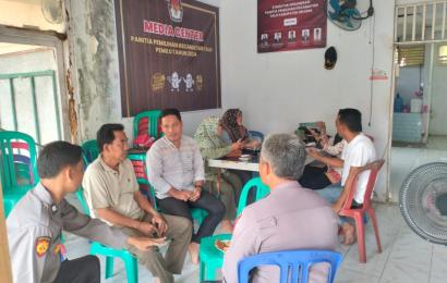 Personel Polsek Talo Sosialisasi Penerimaan Polri Tahun 2024 kepada PPK Kecamatan Talo