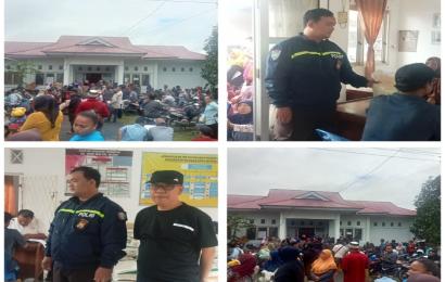 Bhabinkamtibmas Kelurahan Sumur Dewa Monitoring Kegiatan Pembagian Beras kepada Warga 