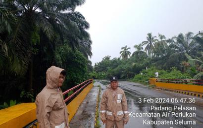 Cek Debit Sungai, Personel Polsek Sukaraja Sampaikan Imbauan Wasapada Banjir Kepada Warga 