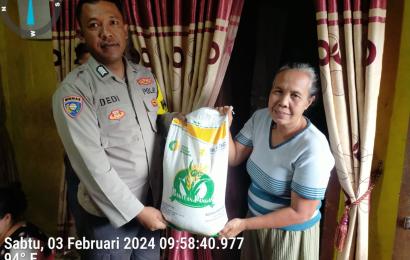 Bhabinkamtibmas Polsek Lebong Utara Hadiri Penyaluran Bantuan Pangan di Desa Sukau Mergo