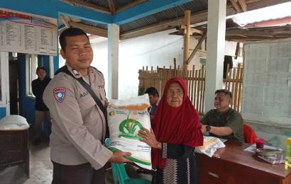 Hadiri Penyaluran Bantuan Pangan, Bhabinkamtibmas Polsek Lebong Utara Sampaikan Imbauan Kamtibmas