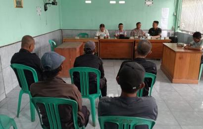 Latih Linmas Desa Hadapi Pemilu 2024, Polsek Berikan Materi Pengamanan TPS 
