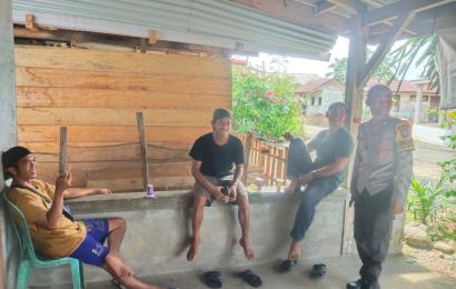 Bhabinkamtibmas Polsek Kedurang Sampaikan Imbauan Melalui Sambang Dialogis Jelang Pemilu 2024