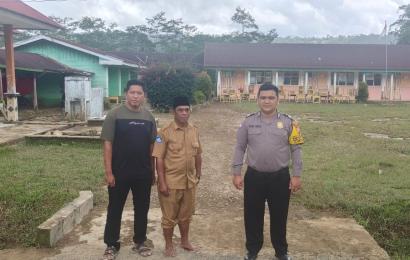 Personel Polsek Lebong Utara Monitoring Situasi Bencana Alam Banjir di Desa Ketenong II
