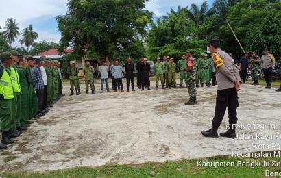 Kapolsek dan Bhabinkamtibmas Polsek Manna Hadiri Kegiatan Pelatihan Peningkatan Kapasitas Linmas Desa Binaan 