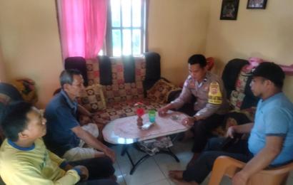 Sambangi Warga Binaanya di Desa Tumbuk Tambangan, Bhabinkamtibmas Polsek Manna Sampaikan Imbauan Kamtibmas 