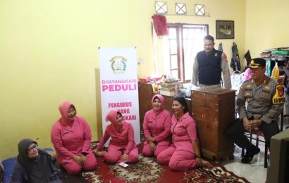 Anjangsana ke Rumah Anggota, Kapolres  Berikan Bantuan Sembako dan Uang Tunai