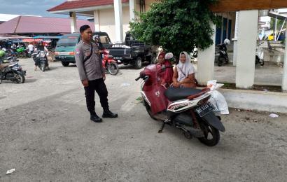 Bhabinkamtibmas  Sampaikan AImbauan Polsek Kota Manna di Pasar Kutau