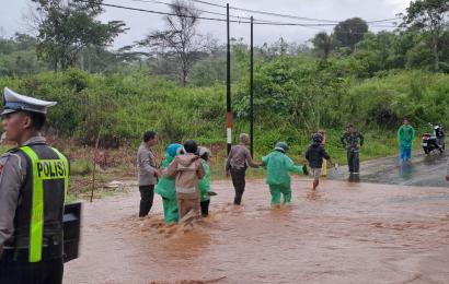 Personel Polres Lebong Atur Lalu Lintas Terdampak Banjir 
