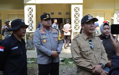 Kapolres Kepahiang Terjunkan Personel Untuk Mengawal Kegiatan Penertiban Alat Peraga Kampanye 