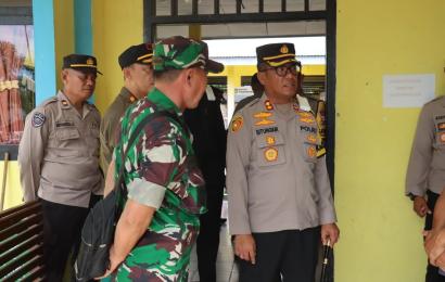 Bengkulu Selatan - Memastikan kamtibmas kondusif pada tahapan pemilu 2024, Kapolres BS AKBP Florentus Situngkir S.I.K., bersama beberapa Pejabat Utama Polres Bengkulu Selatan melakukan peninjauan PPK diwilayah Kabupaten Bengkulu Selatan, Kamis (15/02/2024).  Kegiatan tersebut dilaksanakan usai melaksanakan Apel Pagi di Mapolres Bengkulu Selatan. Lokasi yang menjadi sasaran peninjauan AKBP Florentus Situngkir S.I.K., yakni di PPK Kota Manna, PPK Pasar Manna, PPK Pinoraya dan PPK Manna serta PPK Bungamas.  Ka